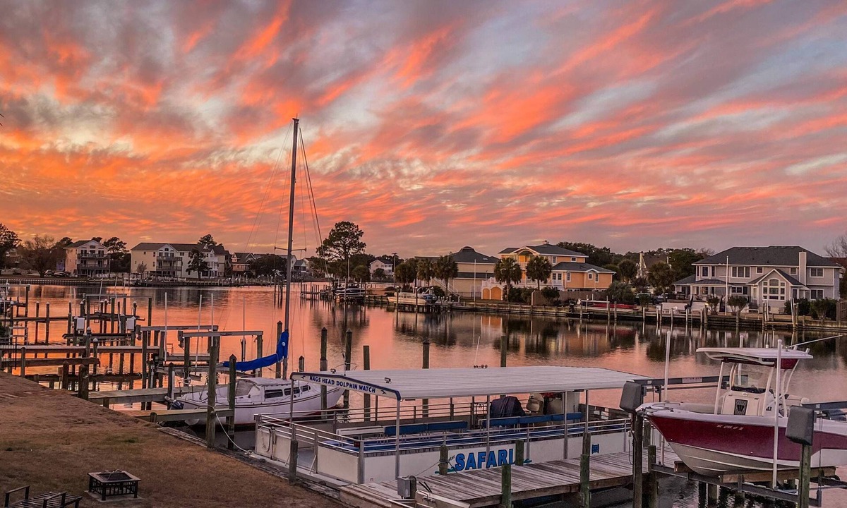Colington Harbour House | K1552 BeachBumz- Canalfront! Community Pool! Private Dock!