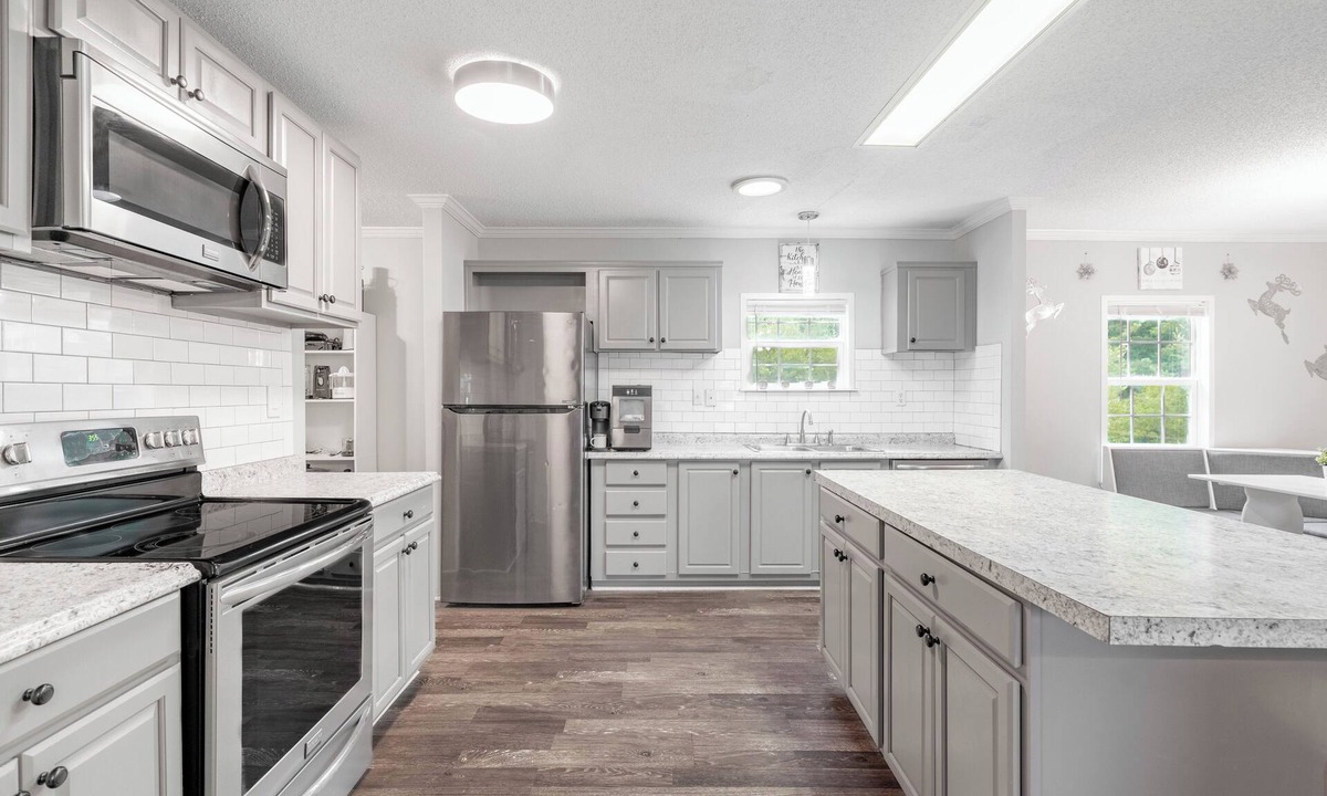 Madison House | King Bed Pet Friendly BBQ Grill Peaceful