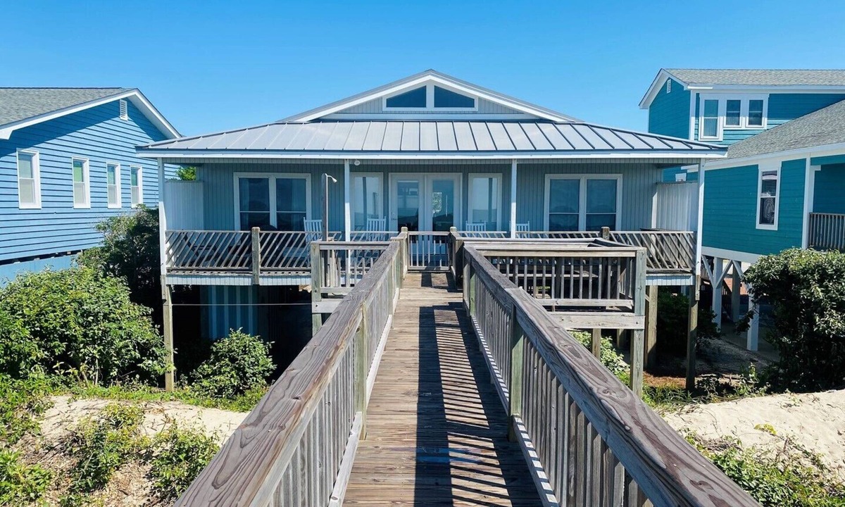 Holden Beach House | King of the Sea - Oceanfront with Covered Oceanside Porch!