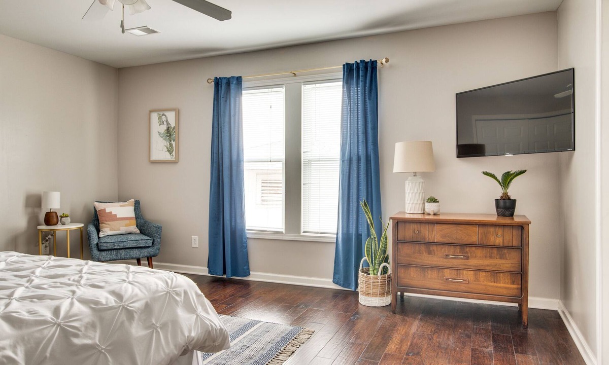 Belmont - Hillsboro Apartment | King Size Stylish Apt 10 min to city center; Ideal for longer stays