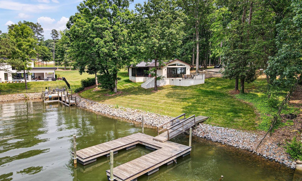 Mayhew House | King Suite, Kayaks, Lake, Luxury Magazine Featured