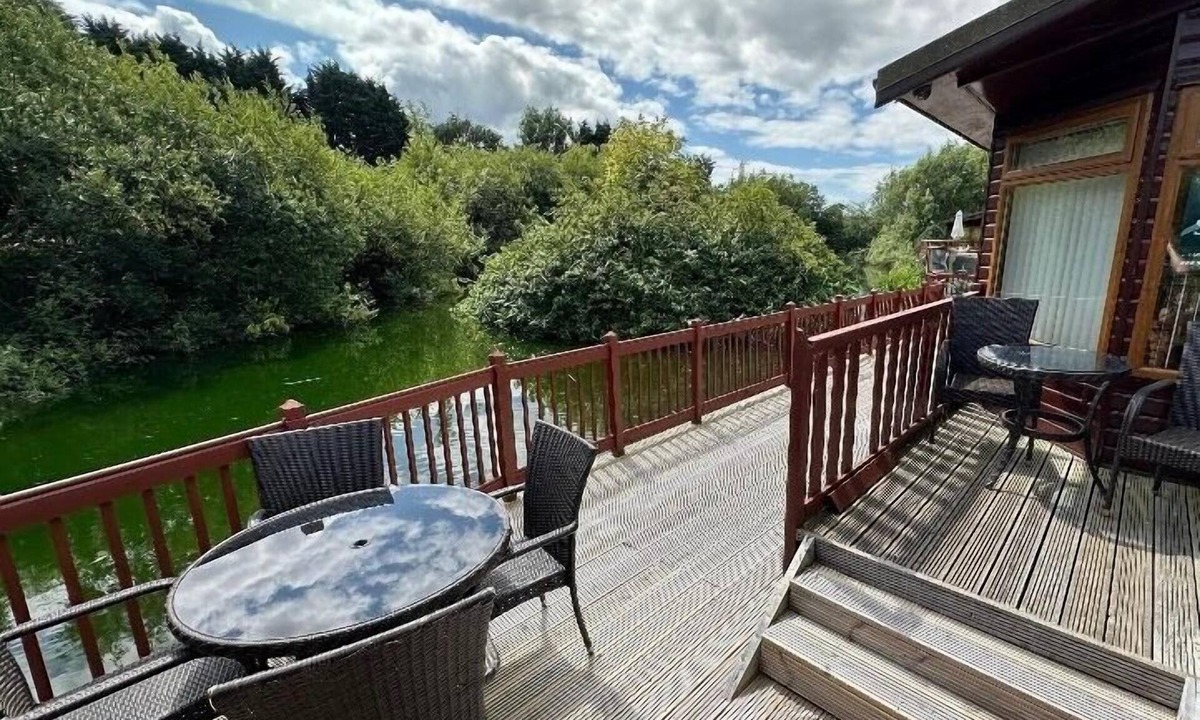 Carnforth Cabin | Kingfisher Cosy Lakeside Lodge