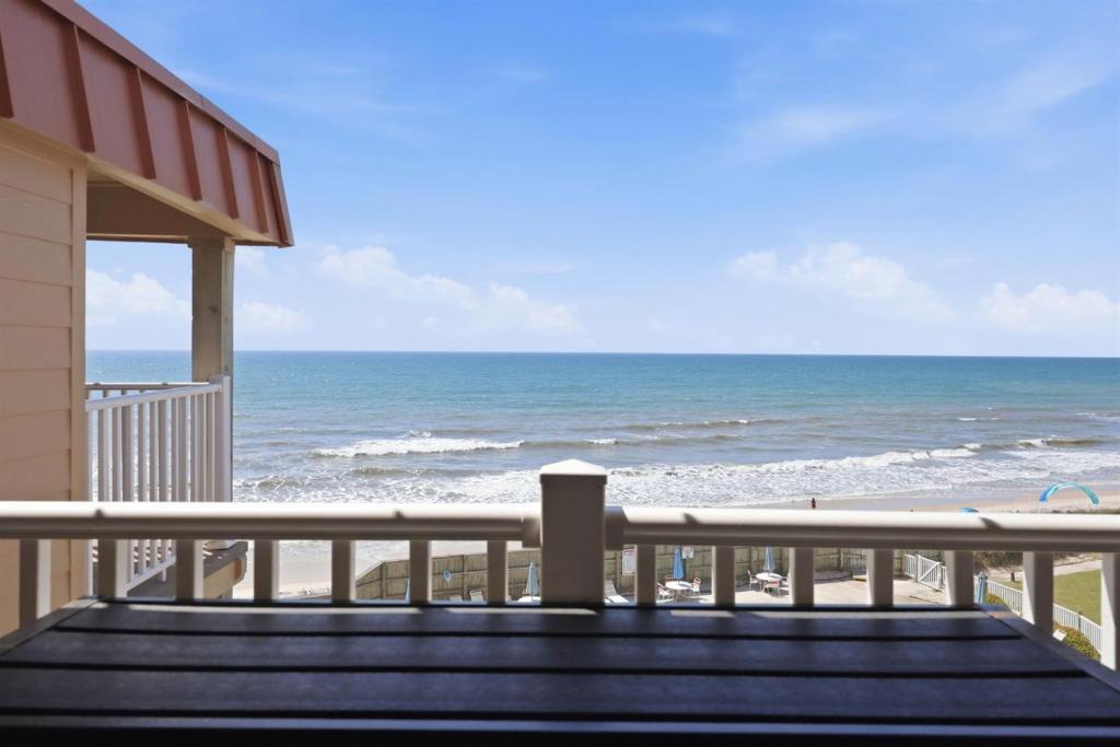 Sneads Ferry Apartment | Kingfisher Oceanfront Condo w Pool & Elevator