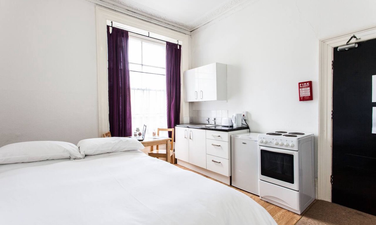 Clifton Apartment | Kitchenette Double Room with Shared Bathroom
