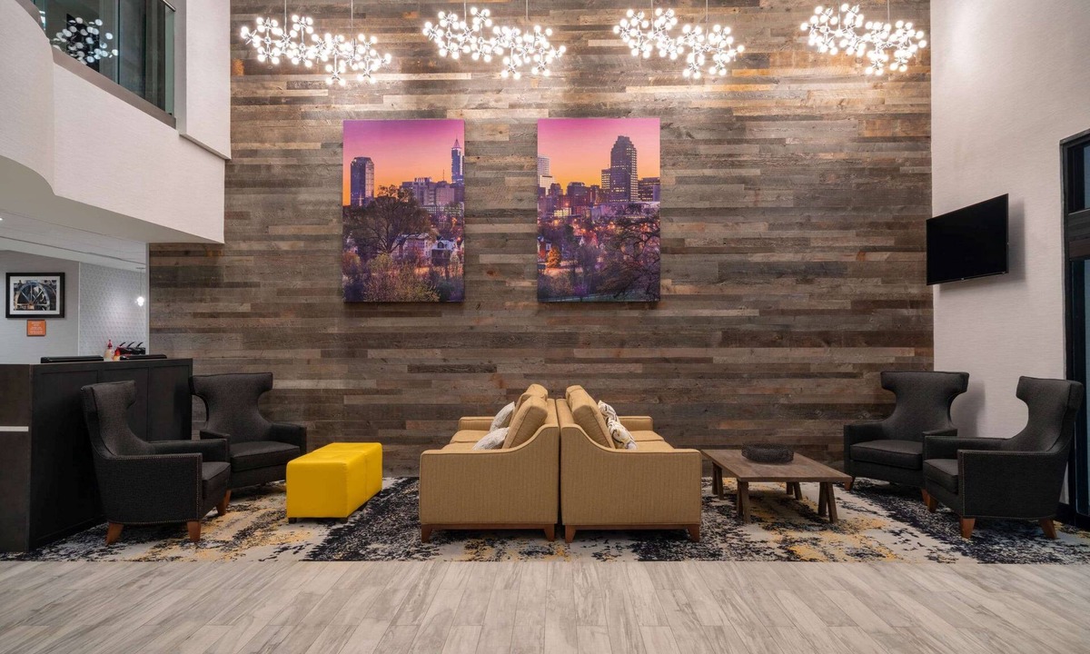 Northeast Raleigh Hotel | La Quinta Inn & Suites by Wyndham Raleigh Downtown North
