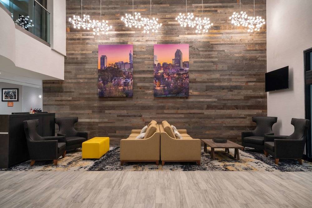 Northeast Raleigh Hotel | La Quinta Inn & Suites by Wyndham Raleigh Downtown North