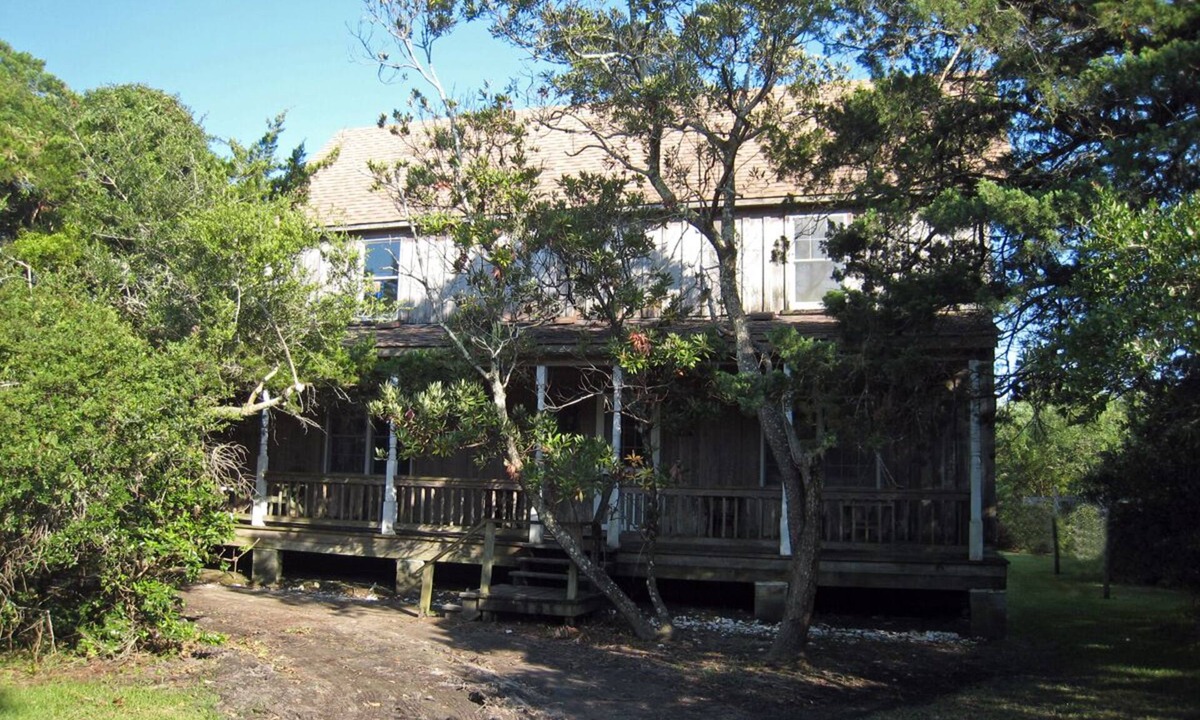 Ocracoke House | La Vie En Rose: Spacious dog friendly home, convenient location