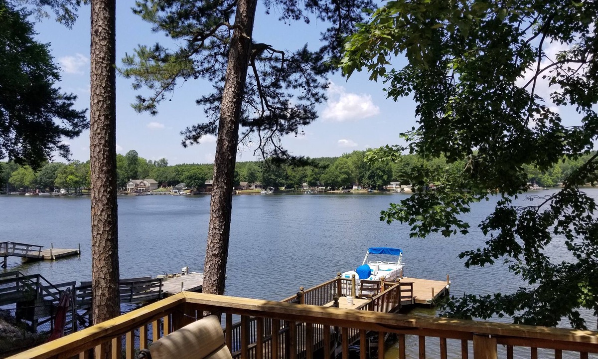Southmont House | Lake front cottage with dock