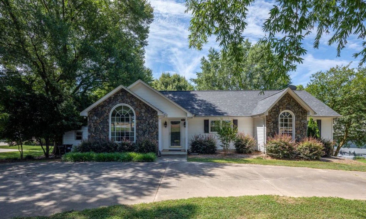 Norwood House | Lake Front Home on Lake Tillery! Huge yard and plenty of parking!