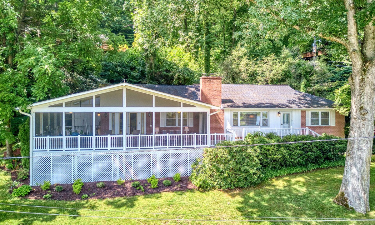 Lake Junaluska House | Lake Gem W/Water Views, Free WiFi, Full Kitchen, Screened-In Deck & More