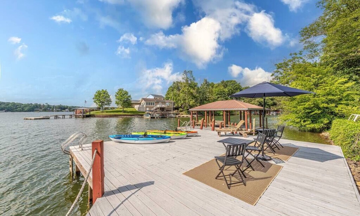 Hickory House | Lake Hickory Trio w/Boat Slip