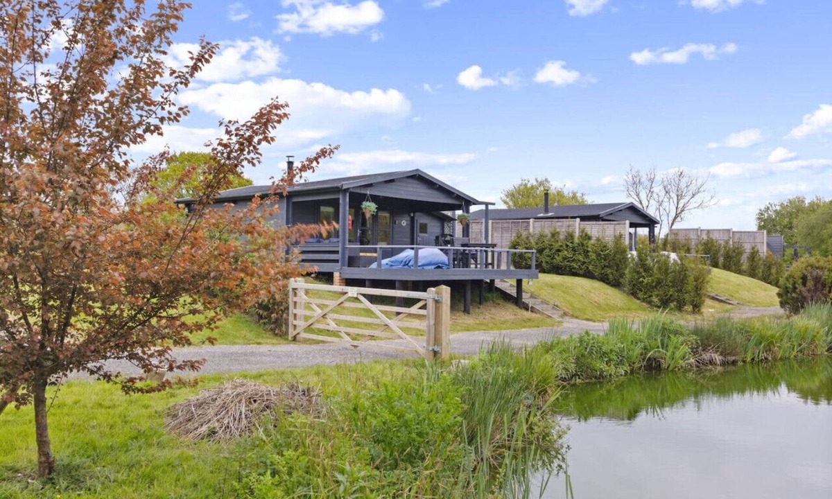 Ford Cabin | Lake Log Cabin - Hot Tub & Tranquil Surroundings