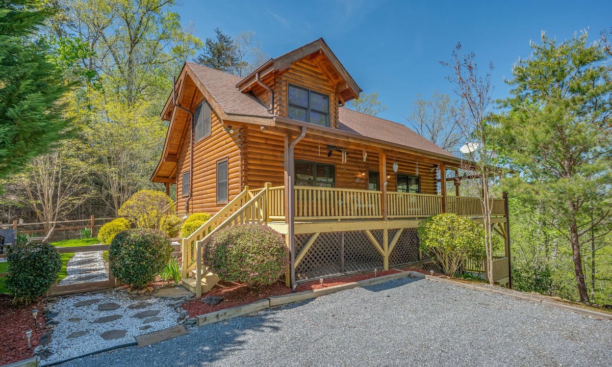 Lake Lure Cabin | Lake Lure- Bluebird Cabin-Exceptional! Private Lake with Community Beach access.