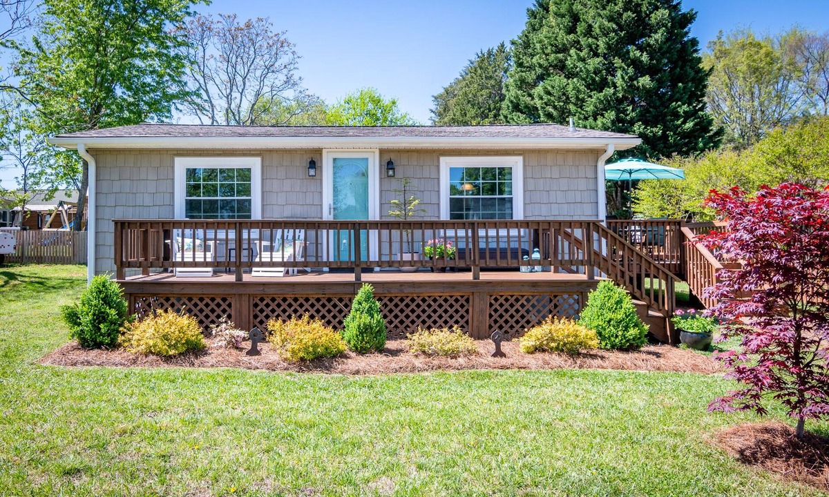 Mayhew Cottage | Lake Norman getaway steps away from Marina!