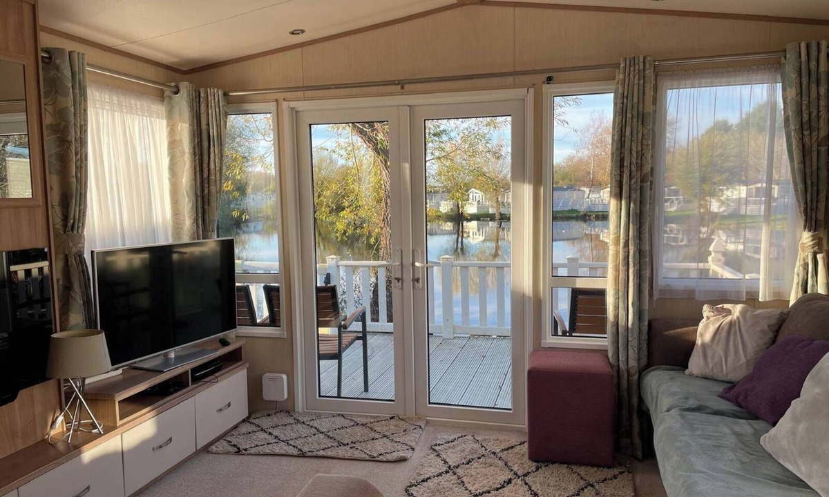 South Cerney Cabin | Lakefront 3-Bed Lodge - Hoburne Resort Escape