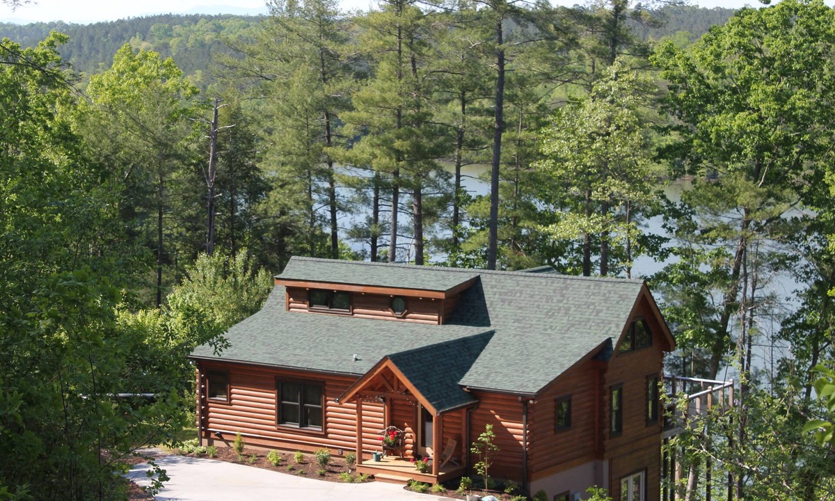 Valdese Cabin | Lakefront Log Cabin with private dock on Lake Rhodhiss with Kayaks & Paddleboard