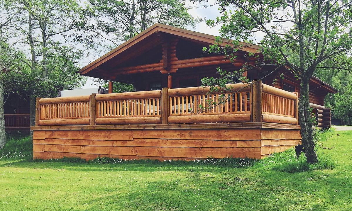 Morpeth Cabin | Lakeside Log Cabin & Hot Tub