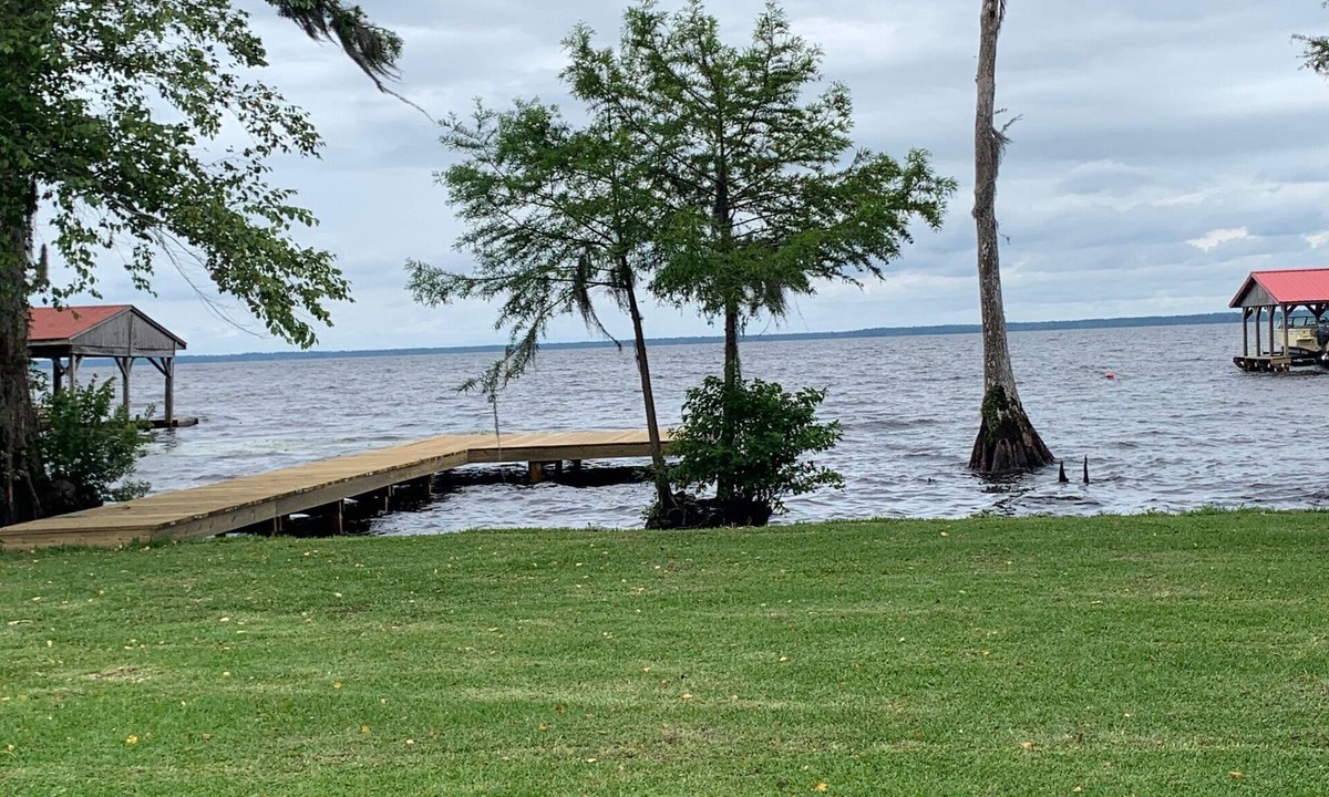 Lake Waccamaw House | Lakeside Retreat With Panoramic Views Like No Other
