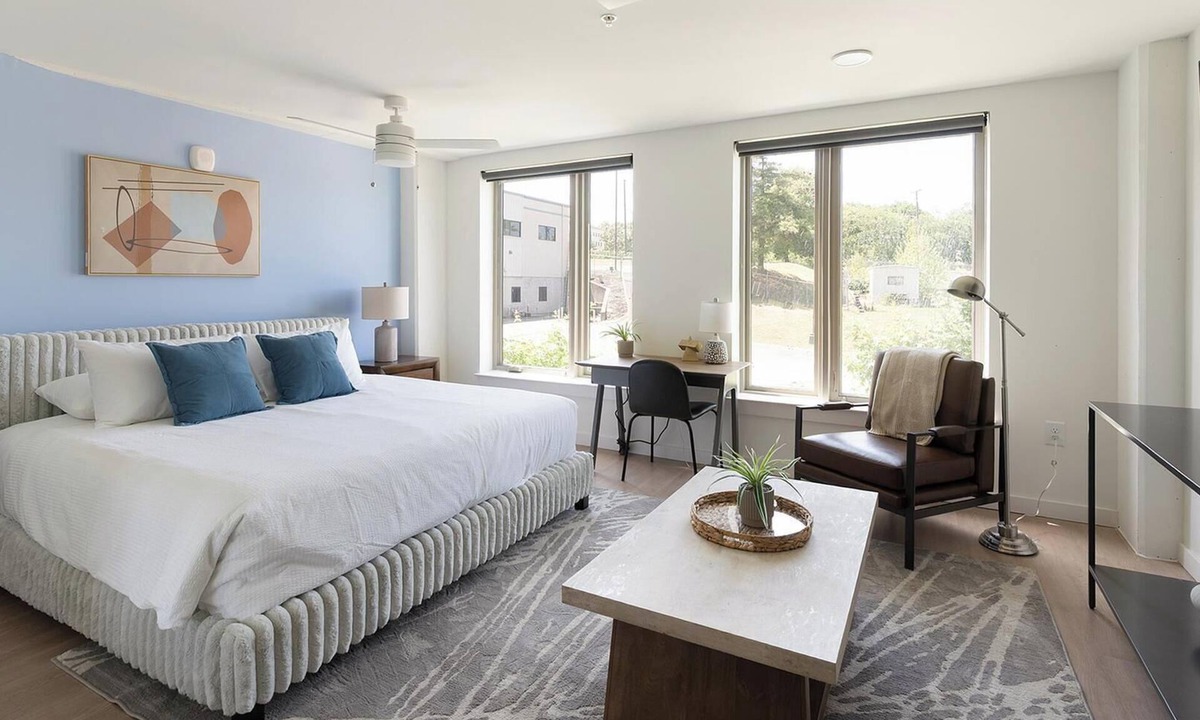 Eighth Avenue Apartment | Landing | Amazing Studio, Gym