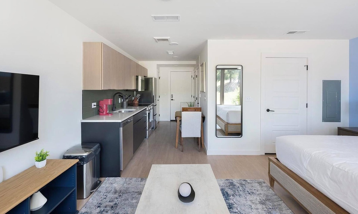 Eighth Avenue Apartment | Landing | Amazing Studio, Gym