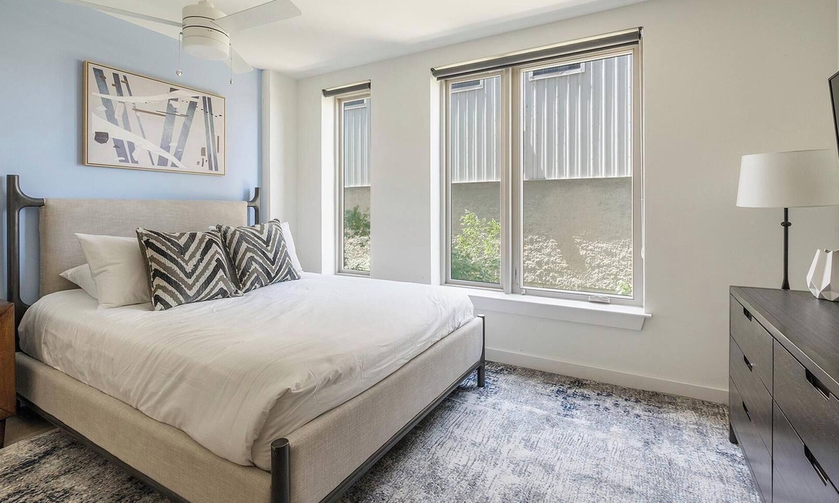 Eighth Avenue Apartment | Landing | Chic Studio, Gym