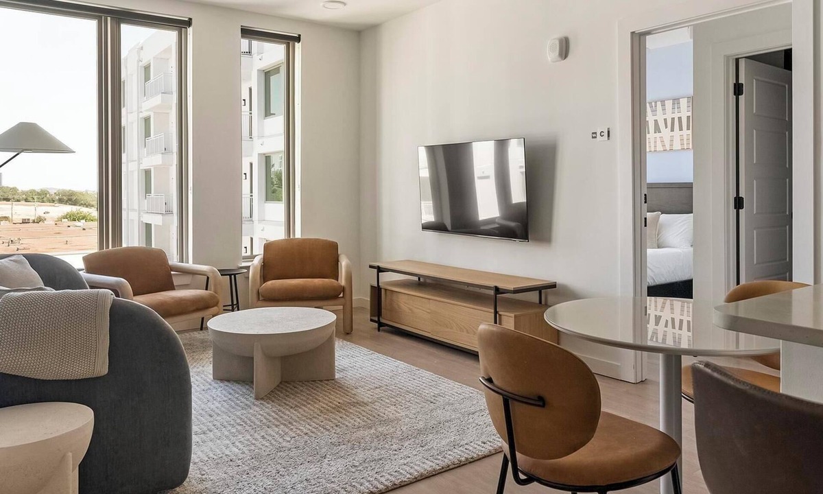 Eighth Avenue Apartment | Landing | Modern 3BD, Gym