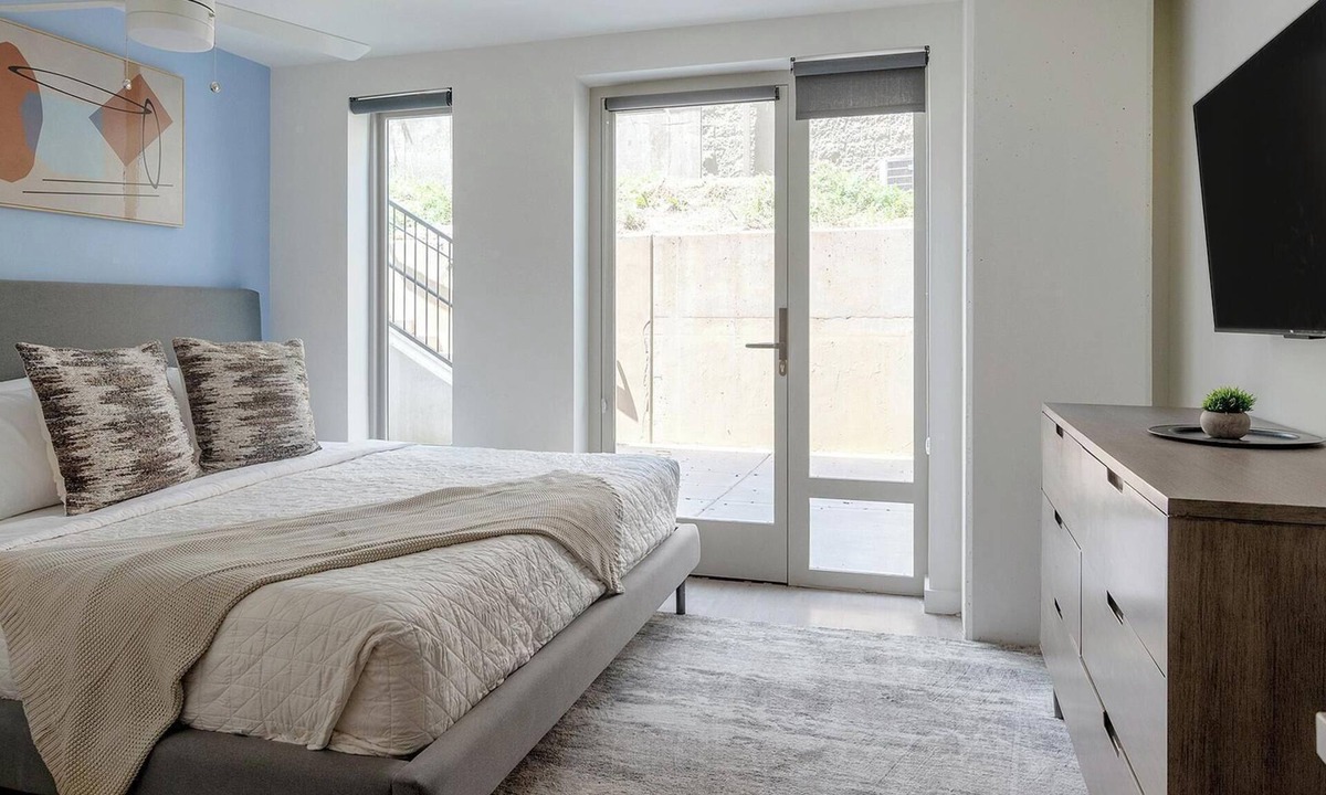 Eighth Avenue Apartment | Landing | Modern Studio, Gym