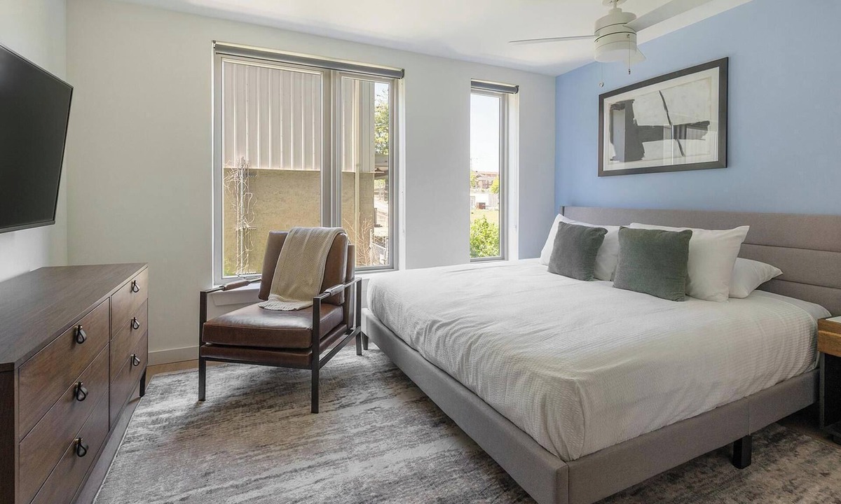Eighth Avenue Apartment | Landing | Stylish Studio, Gym