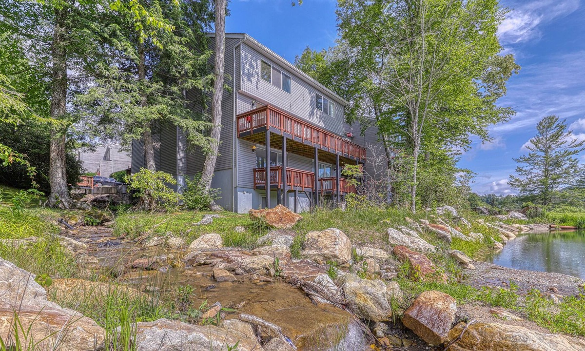 Sugar Mountain Condo | Large, contemporary condo w/ open living area, pond views & close to tennis