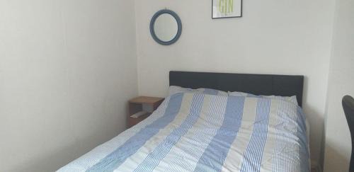 Aldershot House | Large double room or single room with shared bathroom