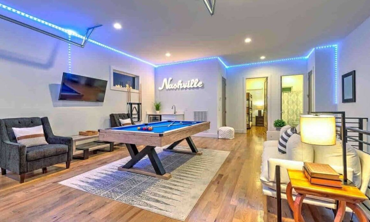 Eighth Avenue House | Large Luxury Home 13 Beds Pool Table Rooftop!