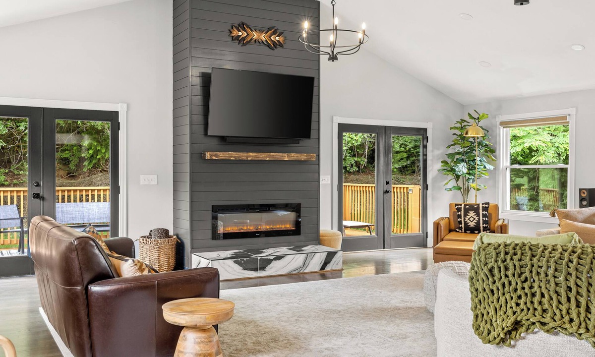 Trailwood House | Large Luxury Oasis - Minutes from Airport, Downtown, Opry, Lake - 8 beds, 3 Bath