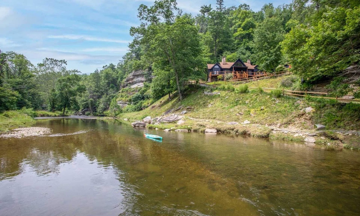 Sugar Grove Cabin | Large Riverside Cabin on Beautiful Acreage