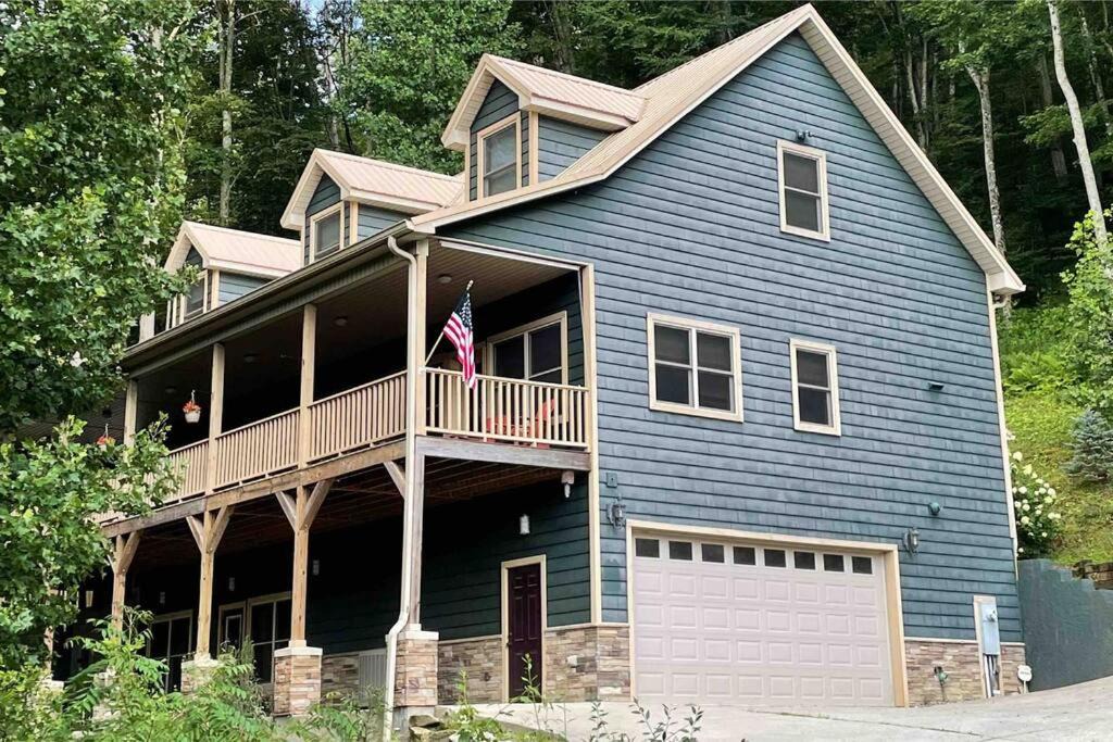 Mars Hill House | Laurel Creek Lodge - Hot Tub & Creek Access