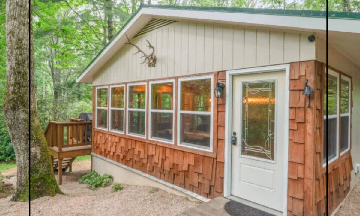 Newland Cottage | Laurel Thicket Cottage nestled in the north edge of Linville Gorge