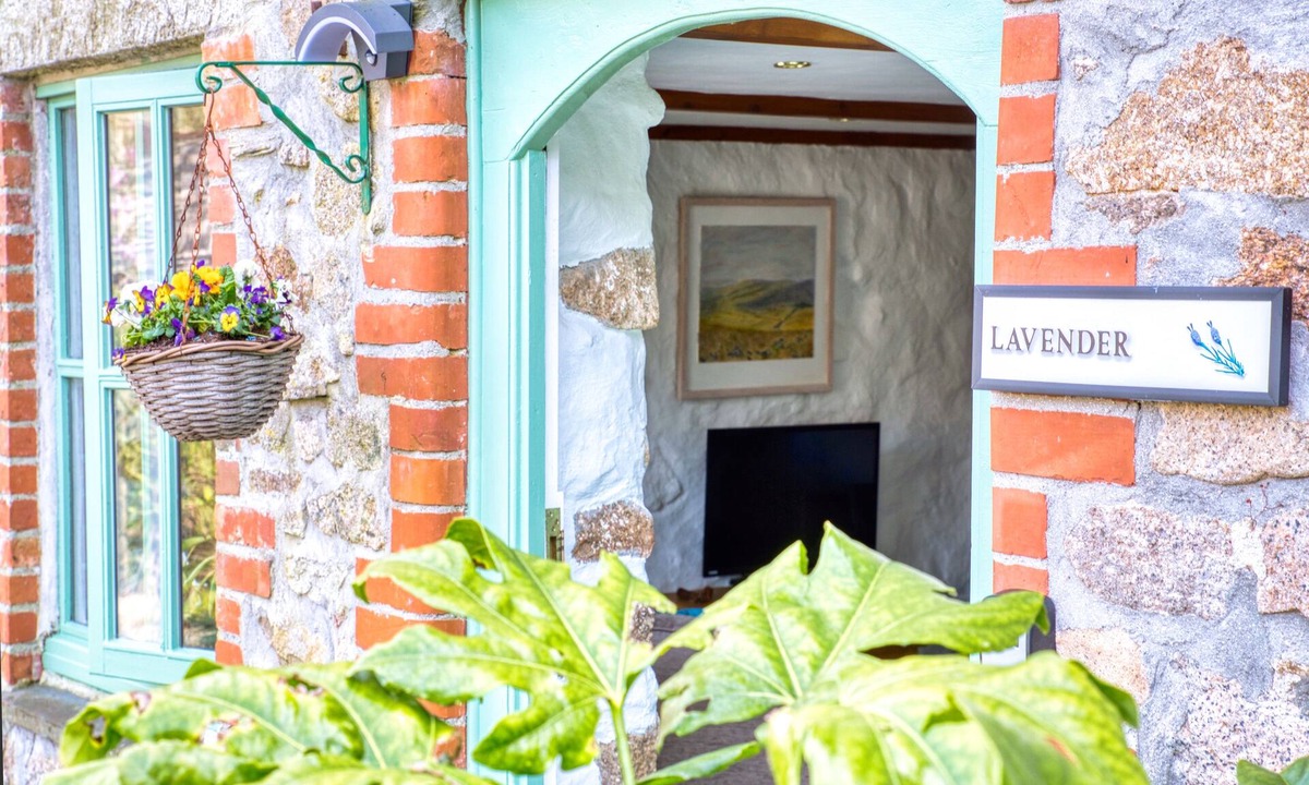St. Neot Cottage | Lavender: Easy Access to both North & South Coast of Cornwall - Pet Friendly
