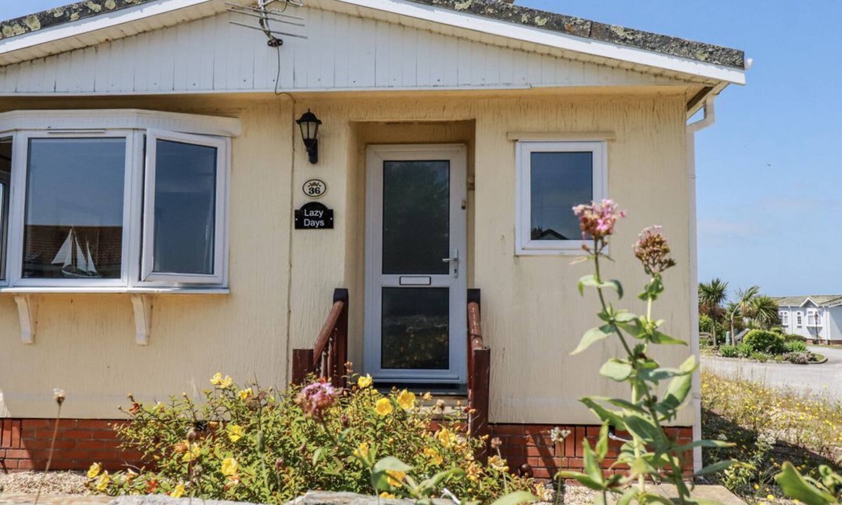 Padstow Cabin | Lazy Days, St Merryn