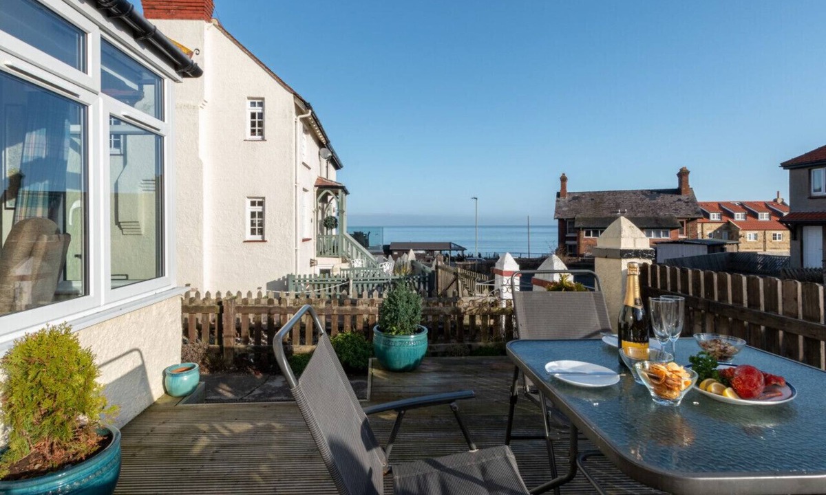 Sandsend House | Lezayre - Three Bedroom House, Sleeps 6