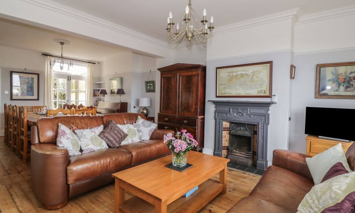 Gorleston-on-Sea Cottage | Lighthouse View: Family Retreat
