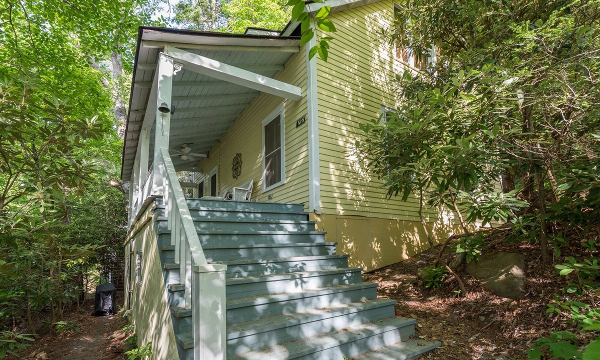 Montreat House | Lightning Bug Cottage | Rustic & Pet-friendly Home in the Heart of Montreat!