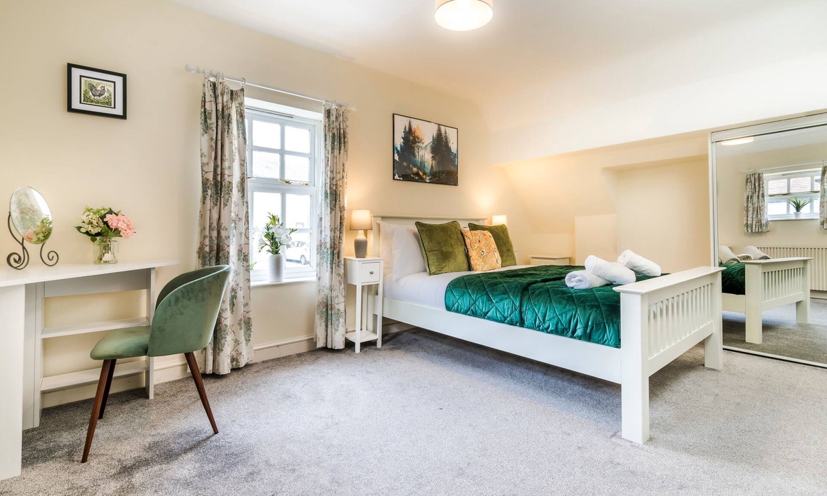Buckingham Apartment | Lime View - Charming Town Centre Apartment - 1 Double, 2 Singles, Parking Space.
