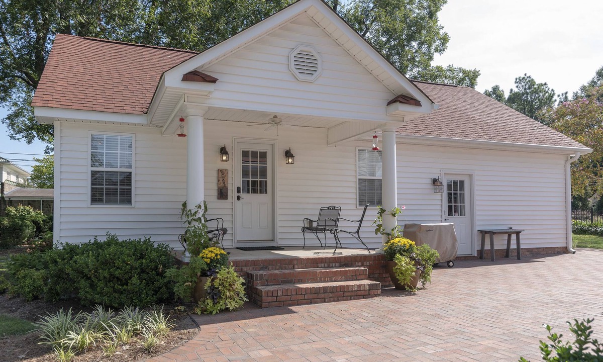 Lexington Cottage | Located in the heart of Lexington Historic District