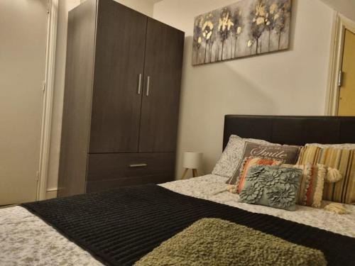 West Molesey Apartment | Loft Flat, nr Hampton Court Palace, Free Street Parking