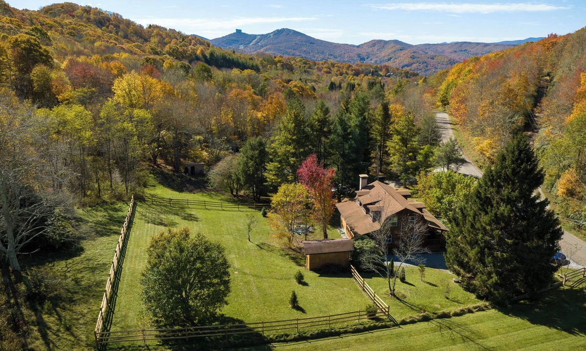 Banner Elk Cabin | Log Cabin Retreat in Banner Elk! Fire Pit + Yard