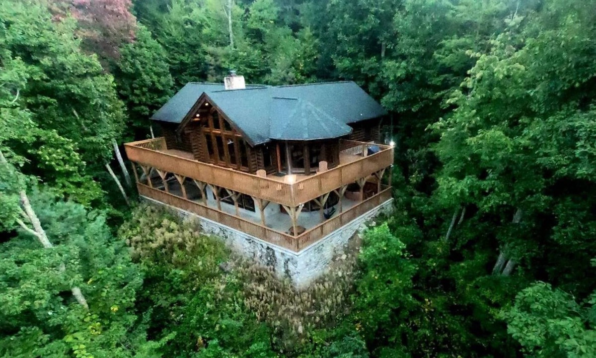 Maggie Valley House | Log Home with Mountain view VERY PRIVATE! Spa Sauna & Hot Tub "The Love Nest"