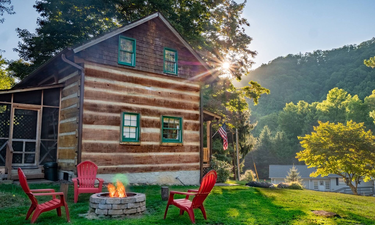 Maggie Valley Cabin | Looking for a "real mountain cabin experience" come relax at Elk Ridge Cabin!