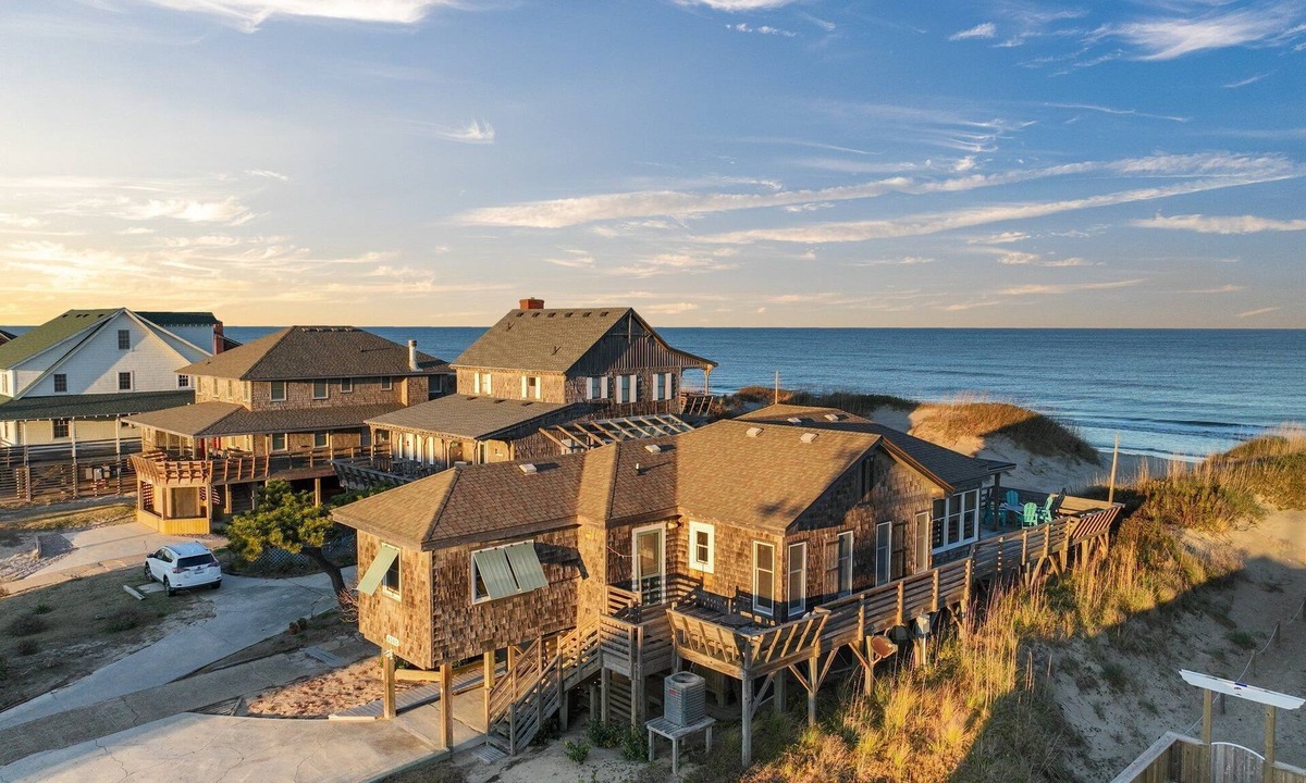 Nags Head Cottage | 'Loophole' | Oceanfront | Historic Cottage