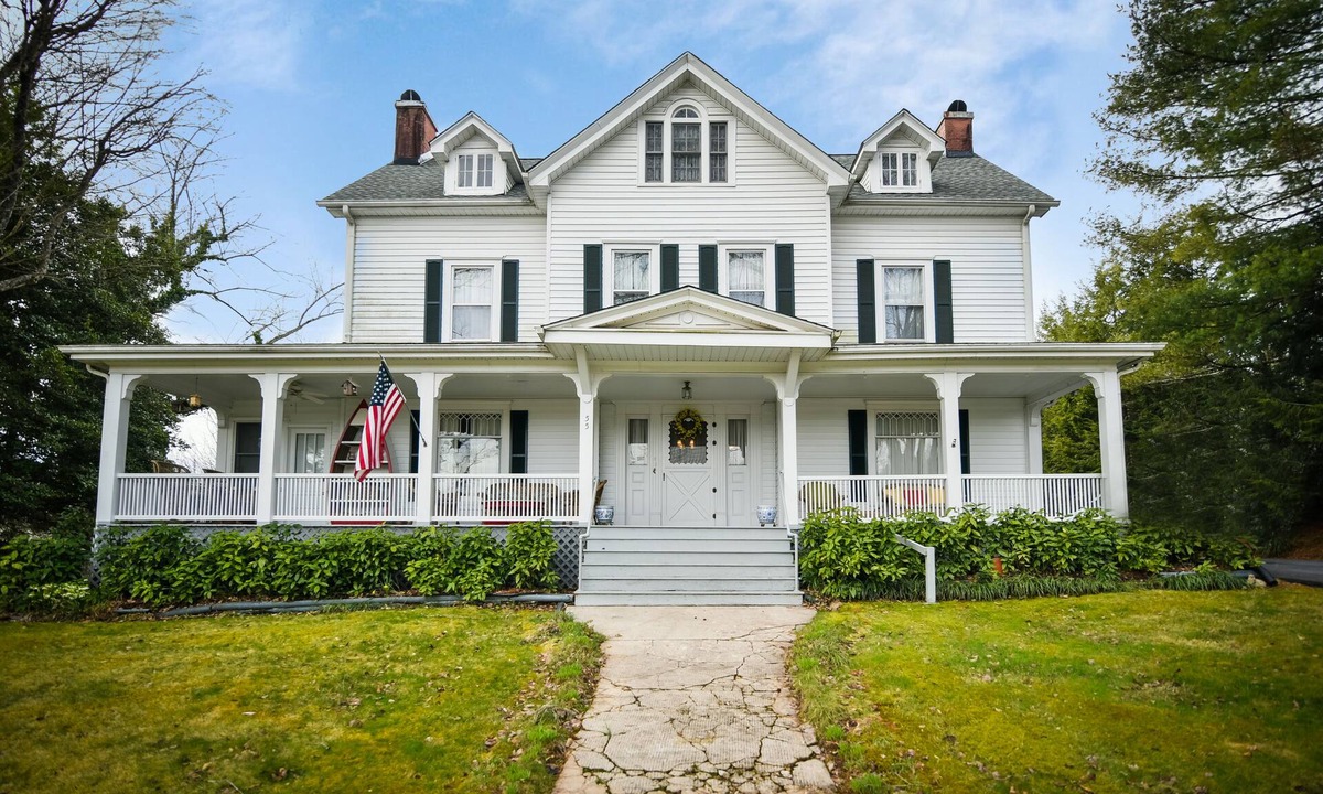 Waynesville Bed & Breakfast | Love Lane Bed & Breakfast
