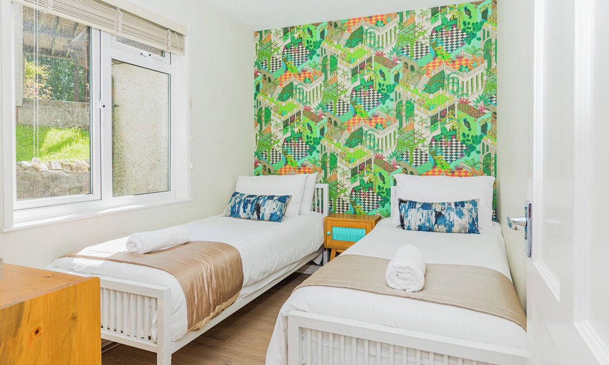 St. Ann's Chapel Cabin | Lovely Cornish pool access lodge at Honicombe Holiday Village