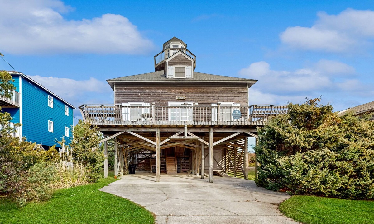 Waves House | Lovely home close to the sand with wood finishes, balcony, washer/dryer, & AC